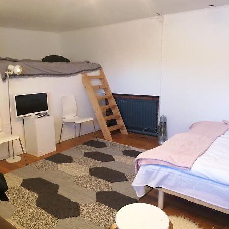 Ett Rums Laegenhet Med Egen Ingang, Parkering Örebro Eksteriør billede