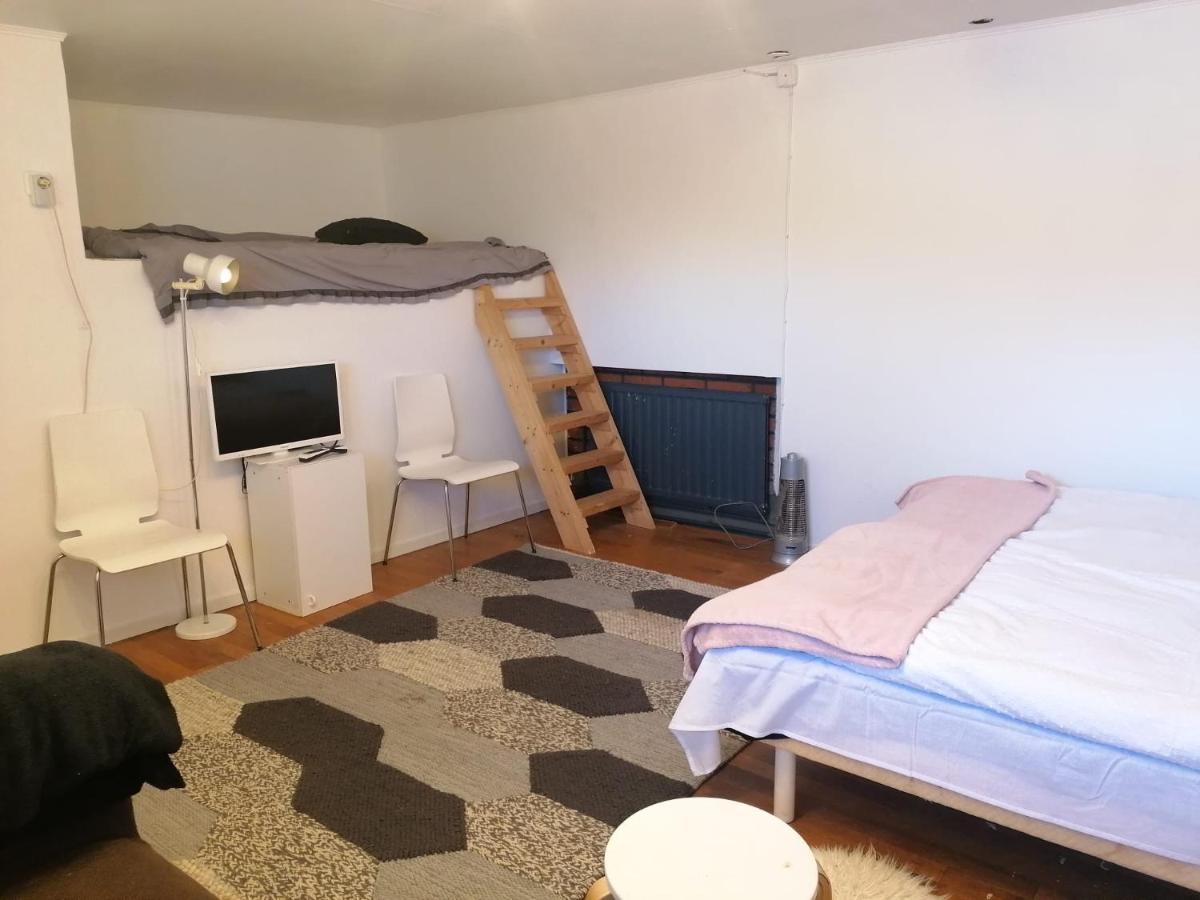 Ett Rums Laegenhet Med Egen Ingang, Parkering Örebro Eksteriør billede