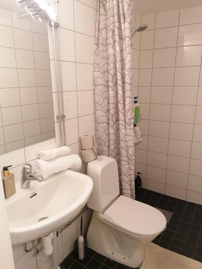 Ett Rums Laegenhet Med Egen Ingang, Parkering Örebro Eksteriør billede